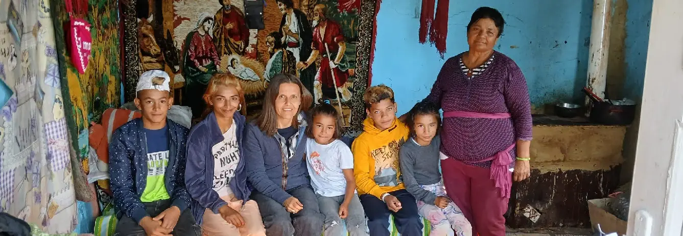 Andrea și copiii la o sesiune de sprijin educațional